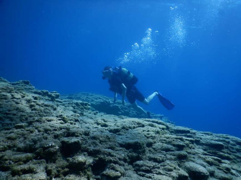 Mononaftis: Certified Scuba Diving - The Location and Setting: Why Mononaftis Bay?