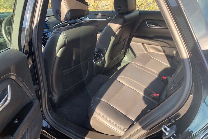 Mont-Tremblant to Montreal Airport private transfer - Sedan 3 passengers maximum - Mont-Tremblant to Montreal Airport Private Transfer - Sedan for Up to 3 Passengers