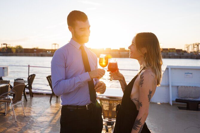 Montreal: Evening cruise with DJ - Key Points