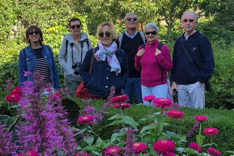 Montreal : Old Montreal Walking Tour With A Guide - Exploring Old Montreal with a Guide: A Walk Through Time
