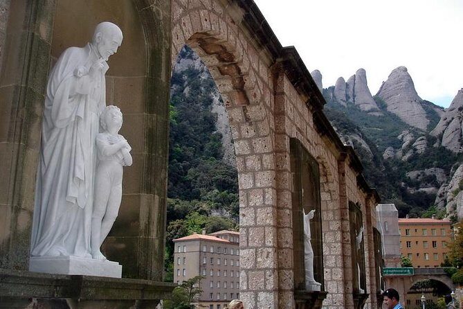 Montserrat Day Trip with Lunch and Wine Tasting from Barcelona - Exploring the Montserrat Day Trip with Lunch and Wine Tasting from Barcelona