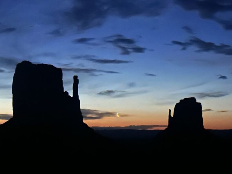 Monument Valley: 3-Hour Sunrise Tour with Navajo Guide - Experiencing the Magic of a Monument Valley Sunrise