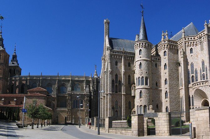 Monumental Astorga - Experience the Heart of Astorga: A Tour of Cathedral and Gaudí’s Palace