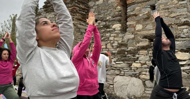 Morning Yoga & Hike in Santorini, Stillness & Local Vibes - Key Points