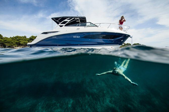 Motor Yacht (2020)Luxury Private Cruise Around Santorini - Key Points