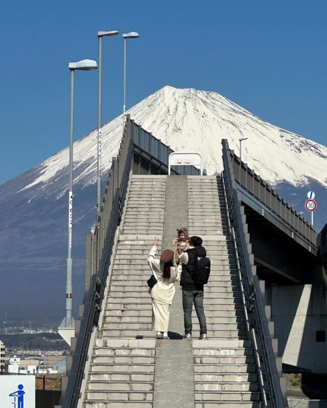 Mount Fuji 5 Must-Visit Instagram Spots Day Tour: Mount Fuji Yume no Ohashi Bridge, Lawson Convenience Store, Arakurayama Sengen Park, Honcho Shopping Street, and Oshino Hakkai (Guided in Chinese or English, Departing from Shinjuku, Tokyo) - Lawson and the convenience-store Fuji view