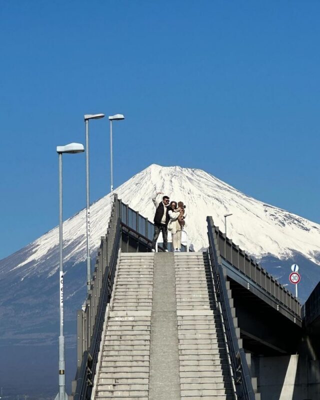 Mount Fuji 5 Must-Visit Instagram Spots Day Tour: Mount Fuji Yume no Ohashi Bridge, Lawson Convenience Store, Arakurayama Sengen Park, Honcho Shopping Street, and Oshino Hakkai (Guided in Chinese or English, Departing from Shinjuku, Tokyo) - Which package and price make sense?