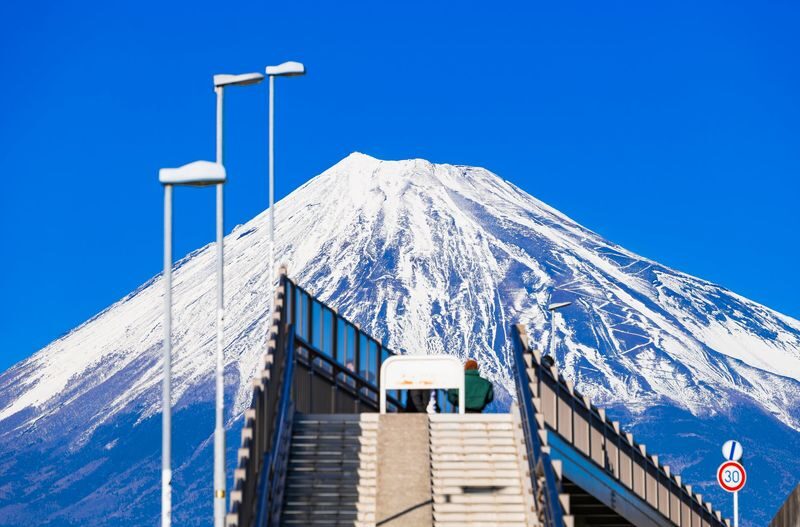 Mount Fuji 5 Must-Visit Instagram Spots Day Tour: Mount Fuji Yume no Ohashi Bridge, Lawson Convenience Store, Arakurayama Sengen Park, Honcho Shopping Street, and Oshino Hakkai (Guided in Chinese or English, Departing from Shinjuku, Tokyo) - Should you book it?