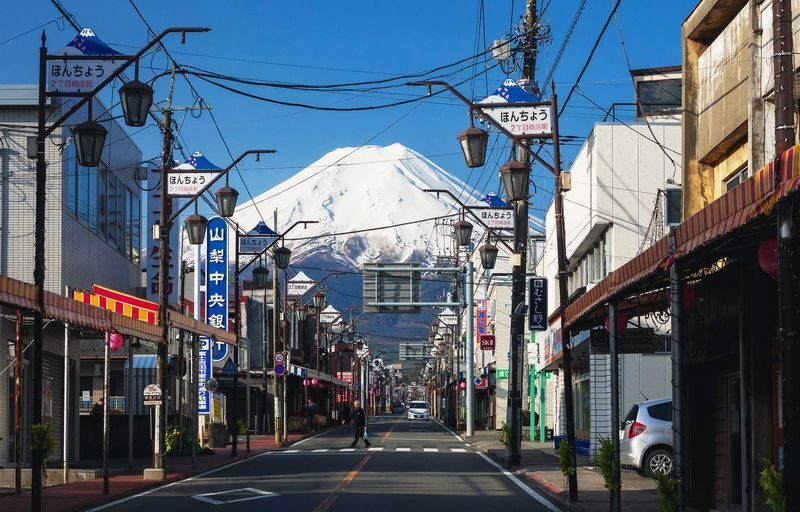 Mount Fuji Classic Day Tour: Arakurayama Sengen Park/5th Station & Lake Kawaguchiko for Cherry Blossoms in Spring and Autumn Leaves in Autumn. Round trip from Tokyo. Hotel pickup and drop-off can be added. (Chinese service) - Lawson and the final photo stop