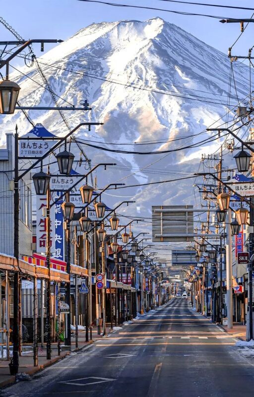 Mount Fuji Classic Day Tour: Arakurayama Sengen Park/5th Station & Lake Kawaguchiko for Cherry Blossoms in Spring and Autumn Leaves in Autumn. Round trip from Tokyo. Hotel pickup and drop-off can be added. (Chinese service) - The value of transport, group size, and price