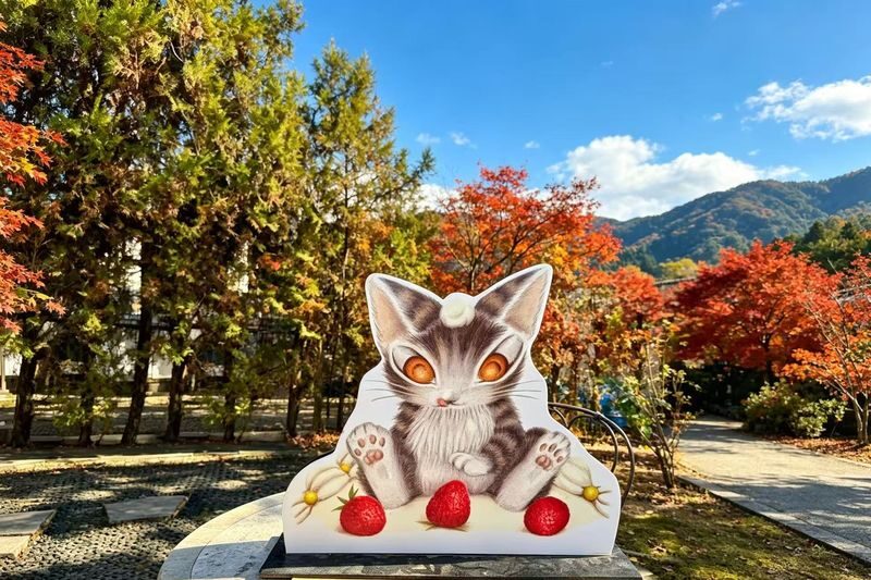 Mount Fuji Classic Twin Lakes Autumn Leaves Day Tour | Kawaguchiko Autumn Leaves Corridor & Lake Yamanaka Swan Boat Experience (Includes Swan Boat Ticket) | Departing from Tokyo - Should you book it?