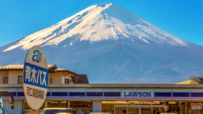 Mount Fuji day trip from Japan | Mount Fuji & Kawaguchi Lake & Gotemba Outlet & Internet-famous convenience store | Departing from Tokyo Ginza | Trilingual guide in Chinese/English/Korean - Oishi Park: the classic lake-and-mountain frame