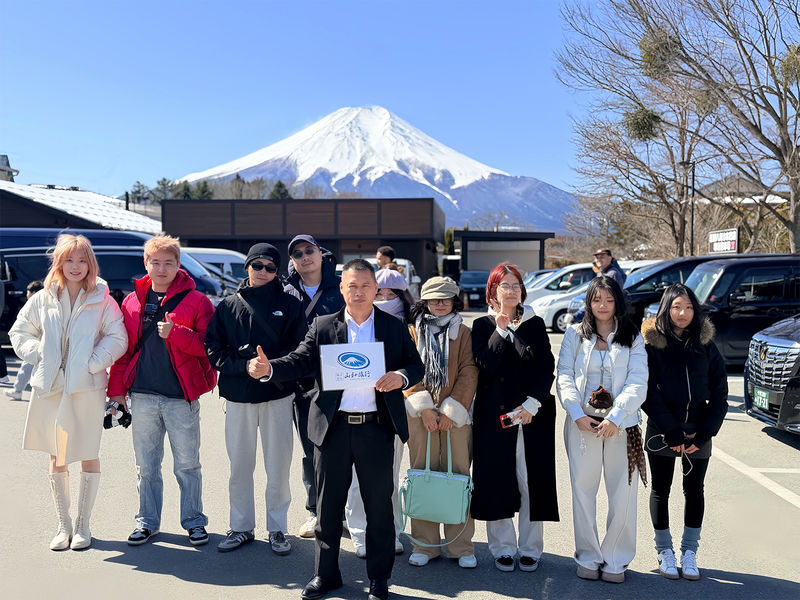 Mount Fuji Full-Day Small Group driver-guide tour (with Pick-up option) - The Lawson viewpoint: familiar shop, unusual backdrop