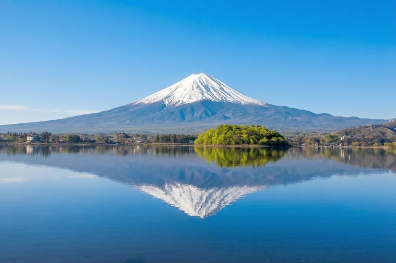 Mount Fuji Magnificent Scenery Exploration Day Tour: Arakurayama Sengen Park & Kawaguchiko Oishi Park & Oshino Hakkai & INS Famous Lawson & Hikawa Clock Shop (Departing from Tokyo) - Arakurayama Sengen Park and the Chureito Pagoda