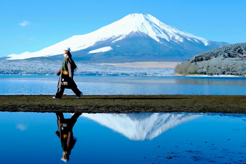 Mount Fuji Photo Spots One-Day Tour - Lake Yamanaka Hirano Beach & Arakurayama Sengen Park & Oshino Hakkai & Oishi Park & Hikawa Clock Shop (Departing from Tokyo/Shinjuku) - Lawson and Lake Kawaguchi: quick photos, seasonal scenery