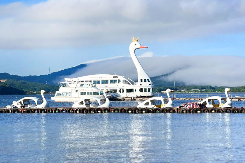 Mount Fuji Twin Lakes Instagram-Worthy Spots Day Tour | Lake Yamanaka Multiple Experiences Available + Lake Kawaguchi Oishi Park + Oshino Hakkai + Lawson Convenience Store + Nikawa Tokei Store (Departure from Tokyo) - Lake Yamanaka: choose your way onto the water