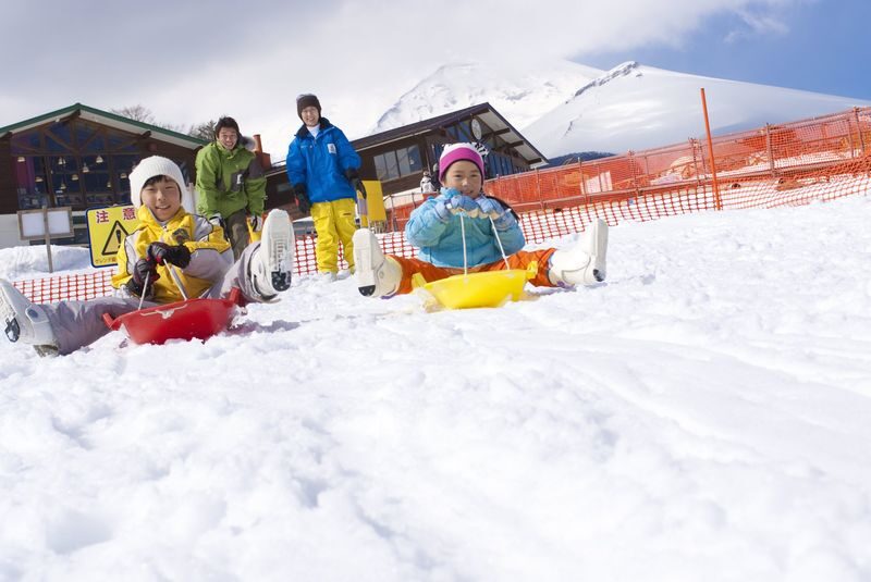 Mt. Fuji 2nd Station Yeti Snow Resort Snow Play/Skiing & Japanese Hot Spring Experience/Strawberry Picking Day Trip (Departing from Shinjuku/Ginza) - Tokyo pickup, a multilingual guide, and a long road day