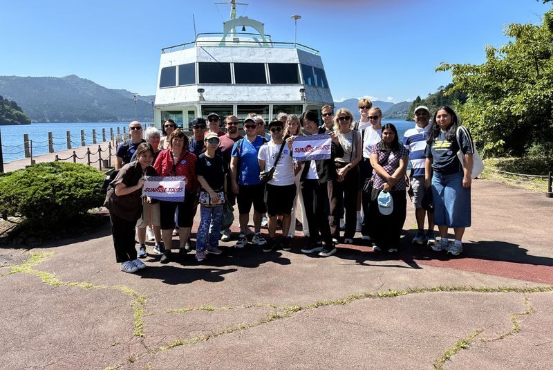 Mt Fuji & Hakone Day Trip, Drum Show, Cruise, Ropeway from Tokyo - Lake Ashi from the water