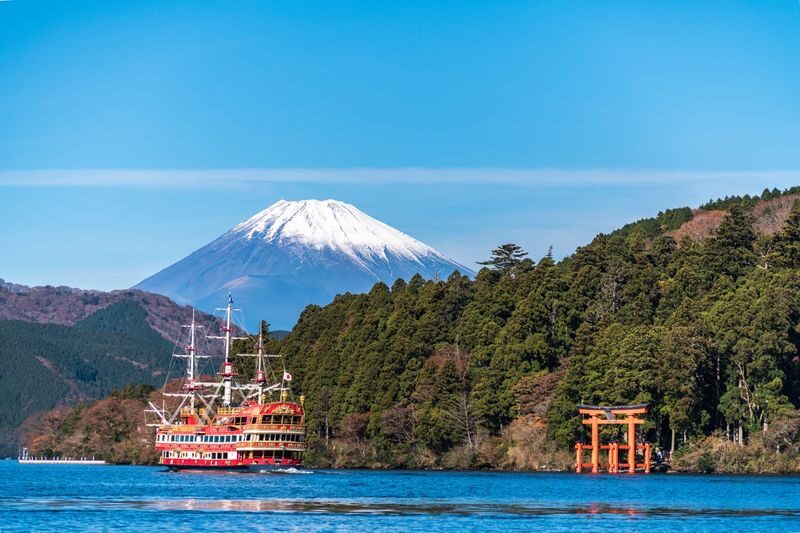 Mt. Fuji, Hakone, Kamakura, and Enoshima Day Trip: Lake Ashi Pirate Ship Cruise & Mt. Fuji and Owakudani Views by Ropeway & Enoshima Scenic Views and Gourmet Food (Departure from Tokyo/Shinjuku) - Lake Ashi sets the pace