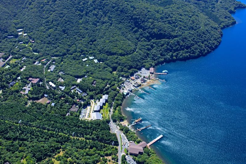 Mt. Fuji, Hakone, Kamakura, and Enoshima Day Trip: Lake Ashi Pirate Ship Cruise & Mt. Fuji and Owakudani Views by Ropeway & Enoshima Scenic Views and Gourmet Food (Departure from Tokyo/Shinjuku) - Enoshima brings the sea into the day