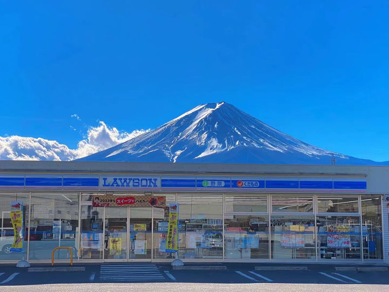 Mt. Fuji Instagram-Worthy Spots Day Tour: Ladder Town, Oshino Hakkai, Lake Kawaguchi, Lawson Convenience Store (Departing from Tokyo Station or Shinjuku Station) - A day built around changing views of Fuji