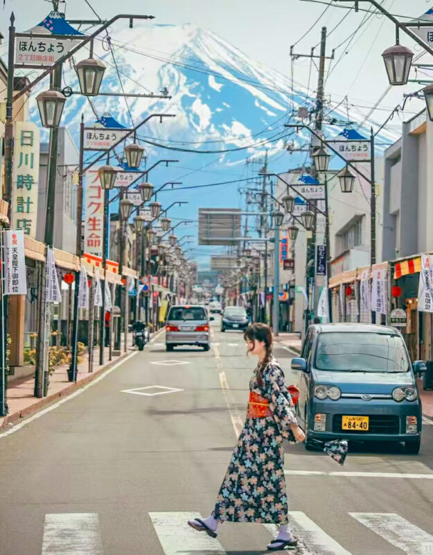 Mt. Fuji Six Views Popular Scenic Spots Check-in 9-Person Boutique Small Group Day Trip (Optional Hotel Pick-up) - Lawson and the familiar Fuji photo