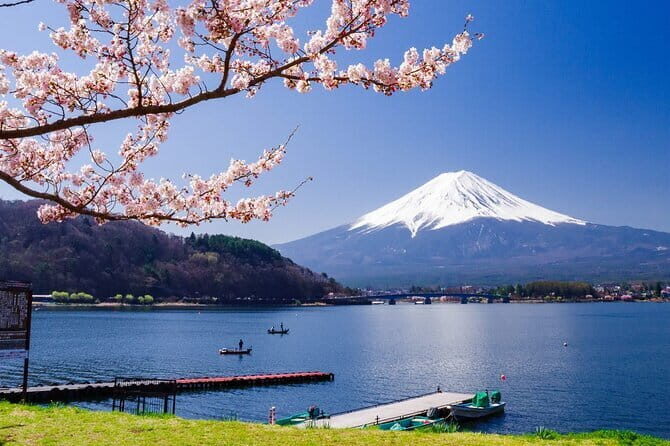 Mt. Fuji Tours to Lake Kawaguchi and Yamanaka Onsen English Guide - A Closer Look at the Fuji Day Trip