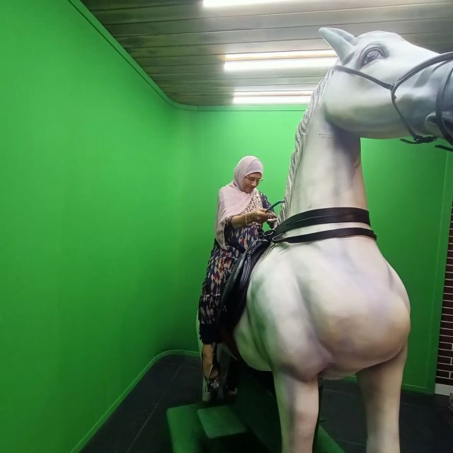 Mumbai: Bollywood Studio Guided Tour with Tickets - Exploring the Bollywood Studio: What You’ll Experience