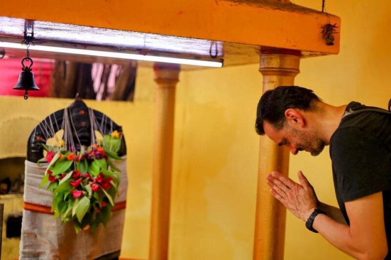 Mumbai: Markets, Temples & Street Food Walk - Markets that Buzz with Life