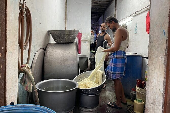 Mumbai Slum Dhobi Ghat and Train Ride Tour with a Local Guide - Key Points