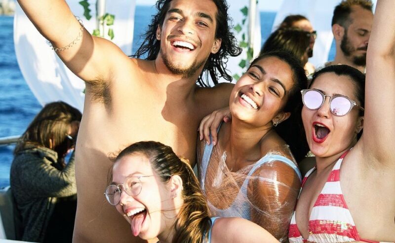 Mykonos: Sunset Boat Party with Open Bar & Live DJ - The Sum Up