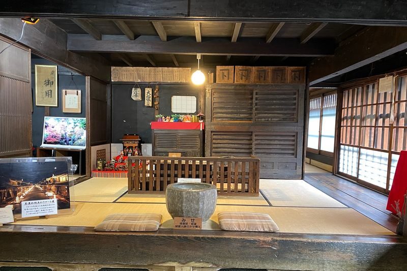 Nagoya Seki, Mino & Inuyama Full-Day Private Tour - A guide helps the day work for a mixed-age group