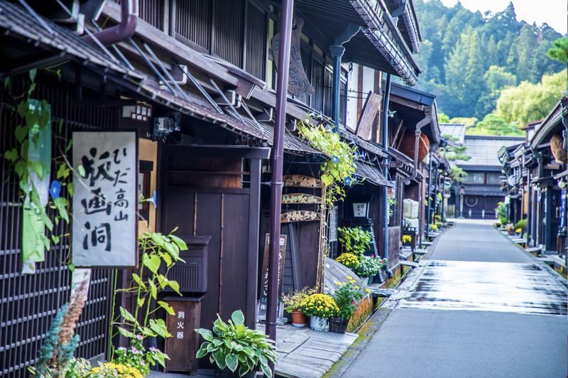 Nagoya to Shirakawa-go & Hida-Takayama Day Tour (including Hida beef meal) - Guides, pacing, and the realities of a group day