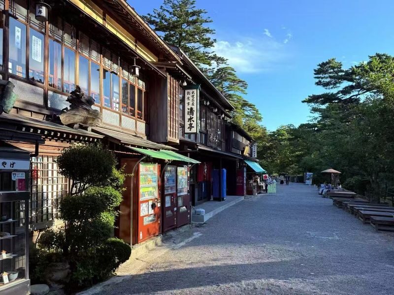 Nagoya World Heritage Shirakawa-go & Kanazawa Castle 2-Day Tour - Gardens, castle grounds and market stalls fill day two