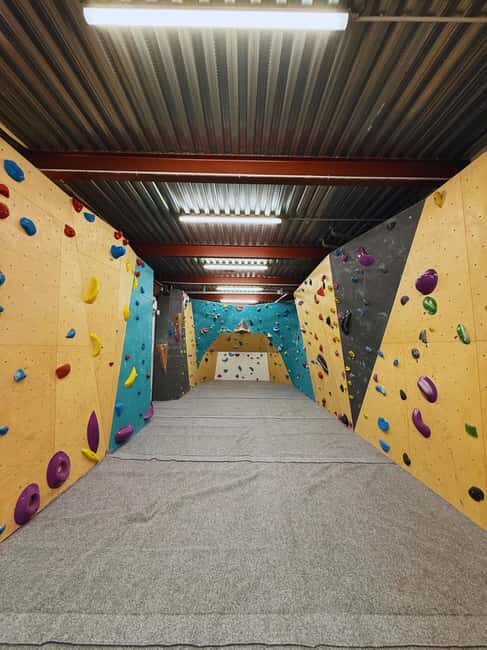 Narbonne: Leisure complex, Climbing wall - A Closer Look at Eleven Sport Game in Narbonne