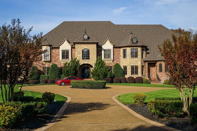 Nashville "Homes Of The Stars" Narrated Bus Tour with 30+ Celebrity Homes - The Group Size and Accessibility