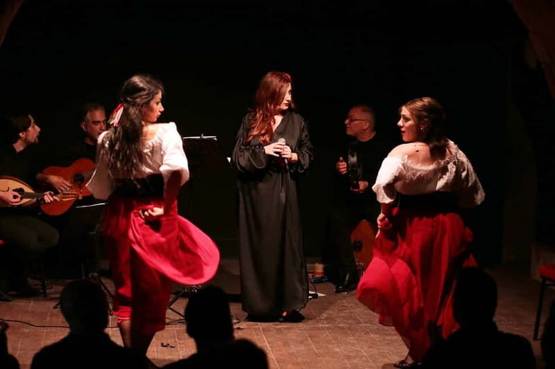 neapolitan show with traditional music, dance and tasting! - Key Points