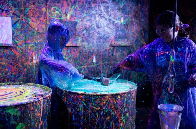 Neon Paint, Backlight-lit, Splatter Room Experience XL - Deep Dive Into the Details