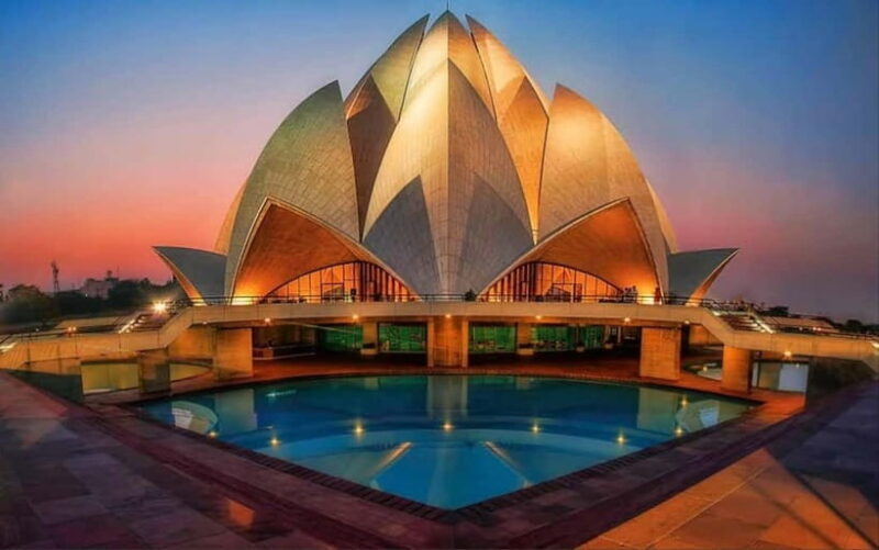 New Delhi: Lotus Temple Private Tour with Skip-the-Line - The Gardens and Exterior: Setting the Scene