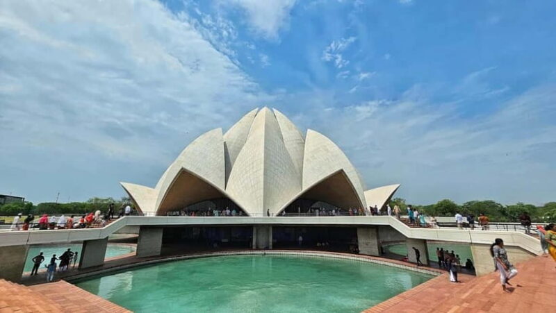 New Delhi: Lotus Temple Private Tour with Skip-the-Line - Learning About the Baháí Faith