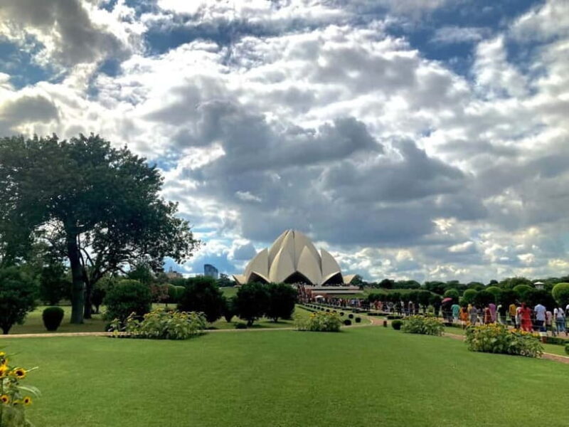 New Delhi: Lotus Temple Private Tour with Skip-the-Line - Shopping and Souvenirs