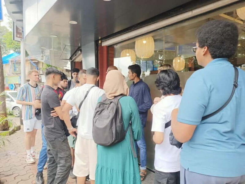 New Delhi: Slum Walking Tour with Chapati Factory Visit - Exploring New Delhi’s Heart: A Walk Through the Slum with a Chapati Factory Visit