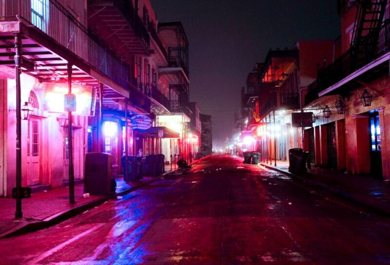 New Orleans: 2-Hour Ghosts & Vampires Walking Tour - Drinks and Social Atmosphere