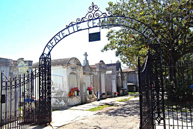 New Orleans Garden District- At your own pace. Downloadable audiovisual tour. - In-Depth Review of the New Orleans Garden District Audio Tour