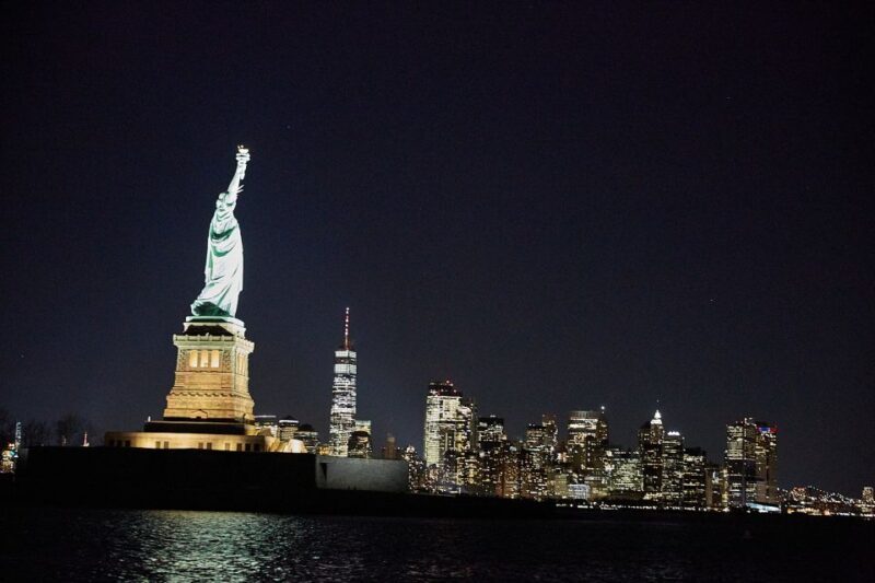 New York City: Holiday Jazz Classic Motor Yacht Cruise - Accessibility and Practicalities
