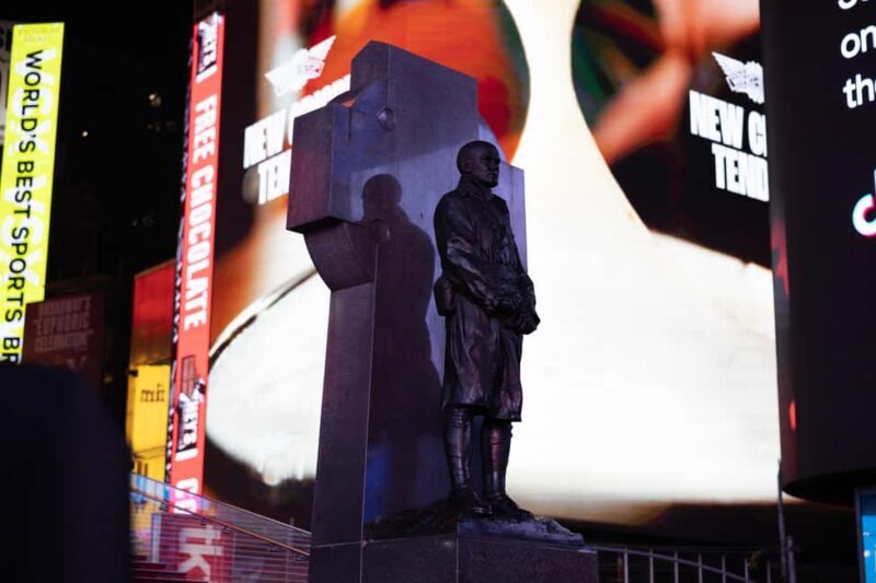 New York: Times Square Evening Walking Tour with Hot Dog - Cultural and Historic Landmarks
