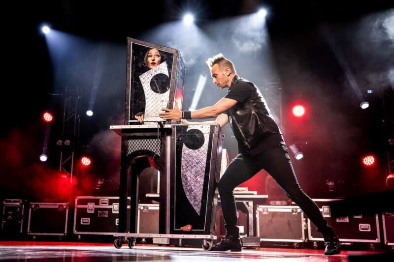 Niagara Falls, USA: Magic Theatre - Illusionist Leon Etienne - A Deep Dive into the Magic Experience