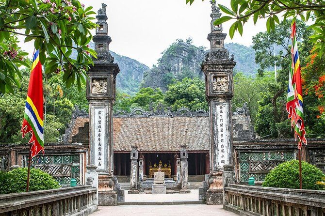 Ninh Binh Full-Day Tour from Hanoi to Hoa Lu, Tam Coc & Mua Cave Via Boat & Bike - Climbing to the Panoramic Views at Mua Cave