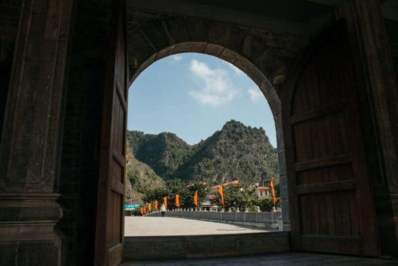 Ninh Binh: Hoa Lu, Trang An, and Mua Cave Day Tour - Exploring the Heart of Ninh Binh: Hoa Lu, Trang An, and Mua Cave