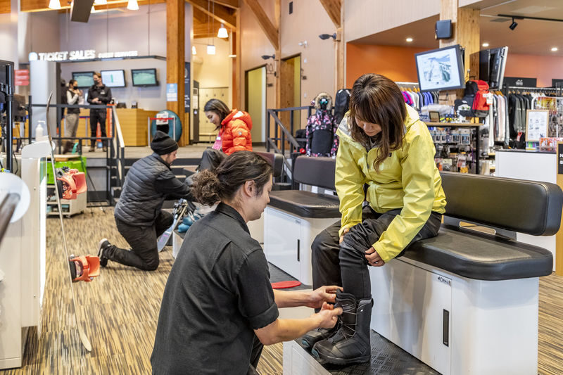 Niseko Kutchan Hanazono Ski Resort - Ski & Snowboard Rental - Three Shops Make the Return Easier